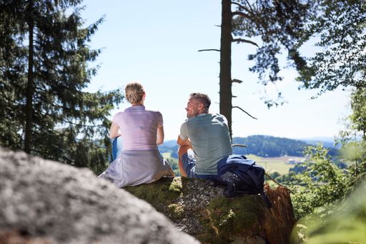  Paar bei Rast auf Granitfelsen mit Weitblick auf
die Mühlviertler Hügelwelt.