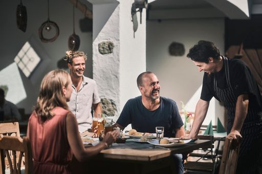 Vorschau Bild von Authentische Wirtshausküche und lauschige
Gastgärten.