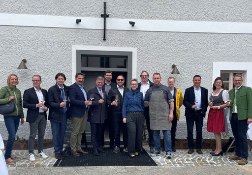  Im Bild v.l.n.r.: Petra Braun und Hans-Peter
Steinbach – beide SPK NÖ Mitte – West; Mag. Johann Seper, BH
Scheibbs; Bgm Mag. Werner Krammer; NRAb Andreas Hanger in Vertretung
von LH Mikl – Leitner; Mag. Augustin Reichenvater, WK Scheibbs,
Joachim Mayr, Eigentümer, Stefanie Metzger, Direktorin Refugium
Lunz, Heinz Glatzl, Eigentümer; Christian Metzger, Küchenchef
Refugium Lunz, Mag. Markus Redl, Ecoplus Alpin; Herbert Zebenholzer
und Jessica Hraby – Ybbstaler Alpen, Josef Schachner, Bgm Lunz am
See