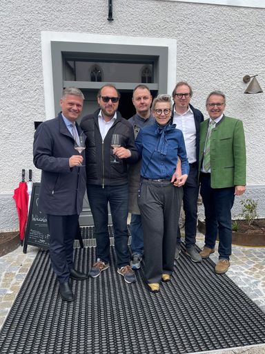 Vorschau Bild von Im Bild v.l.n.r.: NR Andreas Hanger in Vertretung
von LH, Joachim Mayr – Eigentümer, Christian Metzger – Küchenchef
Refugium, Stefanie Metzger – Direktorin und Gastgeberin Refugium,
Heinz Glatzl – Eigentümer, Josef Schachner – Bgm Lunz am See