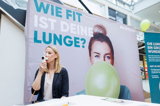 https://www.apa-fotoservice.at/galerie/32869 Kick-off am 13.5. um
9.30 Uhr im Westfield Donau Zentrum, Wien Interessierte hatten die
Möglichkeit, ihre Lungenfitness durch eine kleine
Lungenfunktionsmessung prüfen zu lassen.