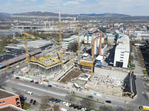 Vorschau Bild von Feierliche Grundsteinlegung beim QUADRILL-Tower in
der Tabakfabrik Linz. Die Hochbauarbeiten gehen zügig voran. Bis
Ende dieses Jahres wird bereits eine Turm-Höhe von 60 Metern
erreicht sein. Veröffentlichung honorarfrei bei Angabe der
Fotoquelle: (C) Gregor Hartl Photographie.