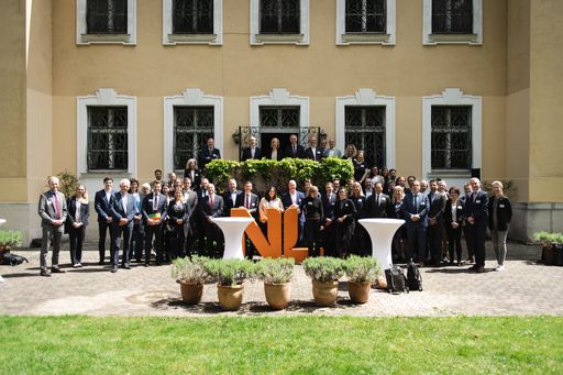 Vorschau Bild von Gruppenfoto der Teilnehmer:innen mit
Bundesministerin für Klimaschutz, Umwelt, Energie, Mobilität,
Innovation und Technologie, Leonore Gewessler, und dem ehemaligen
Befehlshaber der niederländischen Streitkräfte, Tom Middendorp