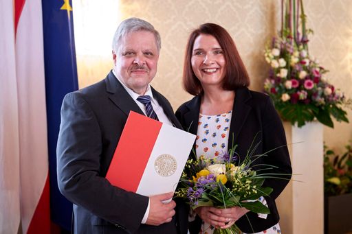 Vorschau Bild von Malteser Care Geschäftsführer Helmut Lutz mit Ingrid Pöschmann,
Pressesprecherin der Stadt Wien – Kinder- und Jugendhilfe