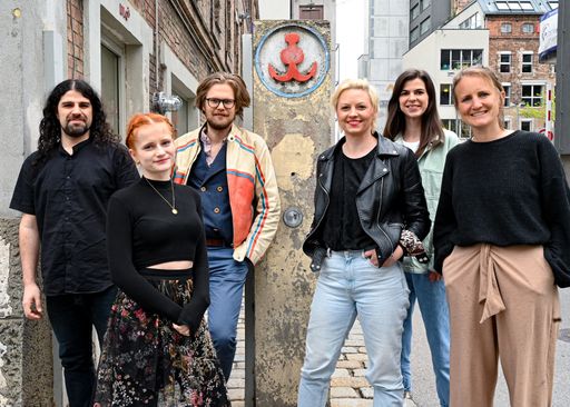 Vorschau Bild von Das Produktionsteam des ARTWALK palimpsest: Çağdaş
Çeçen, Lilly Maß, Hans-Christian Hasselmann, Julia Breitkopf,
Jannine Sladky und Jana Mack (v.l.n.r.)