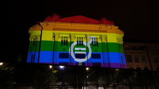 Im Pride Month 2023 erstrahlt das Technische Museum
Wien an ausgewählten Tagen in Regenbogenfarben.