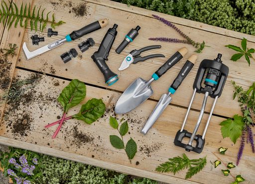  Die neue GARDENA EcoLine ist die natürliche Wahl
für leidenschaftliche Gärtner. Das Sortiment besteht aus den
Bestsellern der mobilen Bewässerung, Kleingeräten und einer
Gartenschere.