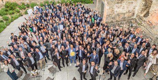  Teilnehmer*innen an der "Franchise Convention & Gala" im Hof der
Burg Perchtoldsdorf