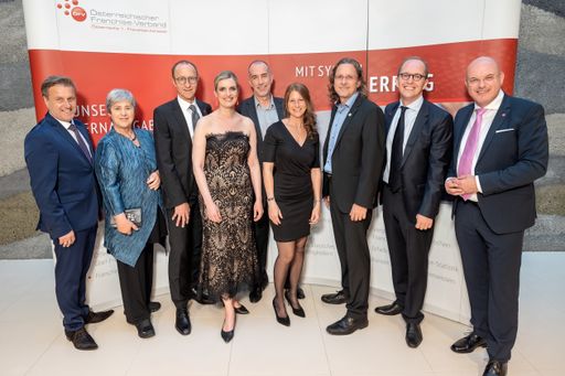 Vorschau Bild von ÖFV-Vorstand und ÖFV-Team: Peter Allerstorfer (A1 Telekom
Austria), Waltraud Martius (ÖFV-Ehrenpräsidentin), Andreas Haider
(ÖFV-Präsident, Unimarkt), Karin Kufner-Humer
(ÖFV-Generalsekretärin), Klaus Candussi (atempo), Natascha Lazar
(ÖFV-Team), Martin Zagler (ÖFV-Vizepräsident, SOLUTO), Nikolaus Piza
(McDonald’s Österreich), Norbert Steinwidder (Das Futterhaus)