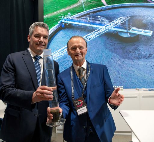 Vorschau Bild von Bundeskanzler Karl Nehammer überzeugte sich
persönlich von den VTA Produkten am VTA Messestand