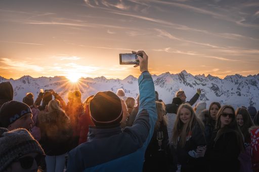 Mit dem Top of the Mountain Closing Concert von Eros Ramazzotti
endete am 30. April die heurige Wintersaison im Tiroler Paznaun. Die
Auswertungen des touristischen Winters zeigen einen sehr
erfreulichen Saisonverlauf. Zwischen November 22 und April 23 wurden
in den Paznauner Ortschaften über 2,2 Mio. Nächtigungen erzielt – im
grenzüberschreitenden Skigebiet Ischgl/Samnaun wurden
durchschnittlich 12.000 Gäste pro Tag gezählt und insgesamt über
500.000 Skipässe verkauft.