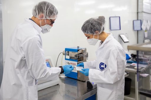 Customcells, einer der führenden Entwickler und Hersteller
anwendungsspezifischer Lithium-Ionen-Batteriezellen, kooperiert mit
Herrmann Ultraschalltechnik. Gemeinsam verfolgen die beiden
Unternehmen das Ziel, durch optimierte Ultraschall-Schweißprozesse
die Batterieproduktion sicherer und nachhaltiger zu gestalten. / Die
Verwendung dieses Bildes für redaktionelle Zwecke ist unter
Beachtung aller mitgeteilten Nutzungsbedingungen zulässig und dann
auch honorarfrei. Veröffentlichung ausschließlich mit
Bildrechte-Hinweis.