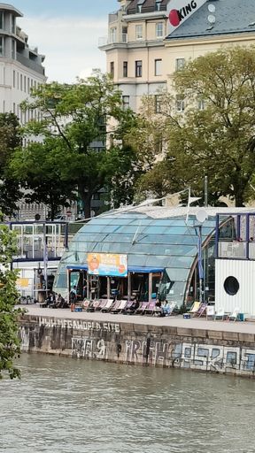 Die Adria Wien unterstützt in ihrer letzten Saison
das Flüchtlingsprojekt Ute Bock.