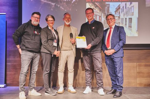 Das DestinationCamp wurde als erste
Großveranstaltung in Tirol mit dem Green Meeting Zertifikat (UZ62)
ausgezeichnet. Vlnr.: Stefan Möhler (Geschäftsführer netzvitamine
GmbH), Sabine Mair (Geschäftsführerin TVB Kufsteinerland), Georg
Hörhager (Obmann TVB Kufsteinerland), Benjamin Buhl (Geschäftsführer
netzvitamine GmbH) und Mag. Martin Krumschnabel (Bürgermeister Stadt
Kufstein) bei der Eröffnungsveranstaltung.