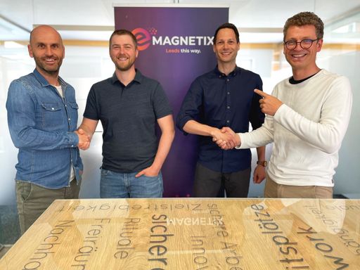 Nach 15 Jahren übergeben Thomas Fleischanderl
(rechts außen) und Klaus Hochreiter (links außen) die
Geschäftsführung von eMAGNETIX an Andreas Gärtner (2.v.r.) und
Stefan Mitmansgruber (2.v.l.).
