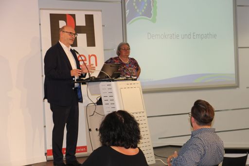 Vizerektor Norbert Kraker eröffnet die Tagung
"Demokratie im Wandel" an der Pädagogischen Hochschule Wien