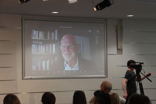 Vorschau Bild von George Papandreou, ehemaliger MInisterpräsident von
Girechenland bei seiner Keynote zur Tagung "Demokratie im Wandel"