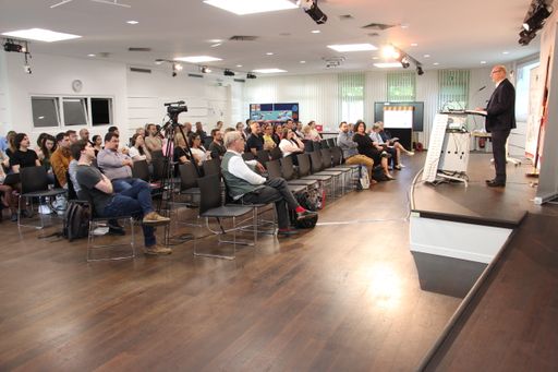 Vorschau Bild von Der Dialog zr Demokratie im Wandel wird an der
Pädagogischen Hochschule aktiv geführt. Zunächst in inspirierenden
Vorträgen und dann in vertiefenden Workshops.