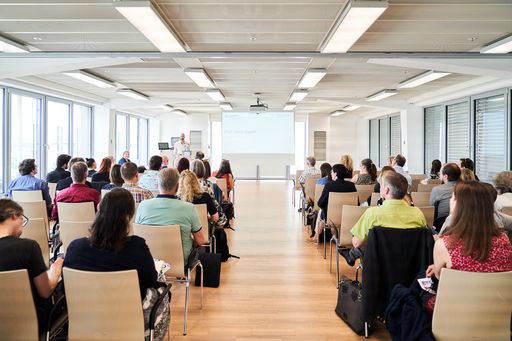  Prof. Fares Kayali spricht bei der Eröffnung des
Computational Empowerment Labs in der Sky Lounge an der Universität
Wien.
