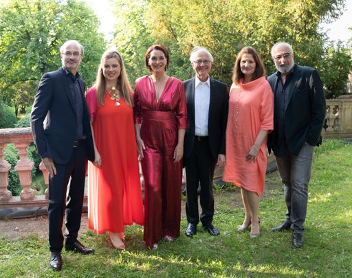 Vorschau Bild von Theater im Park, Saisoneröffnung 2023, Georg
Hoanzl, Simone Kopmajer, Maya Hakvoort, Franz Bartolomey (Wr.
Philharmoniker), Sigrid Hauser, Michael Niavarani