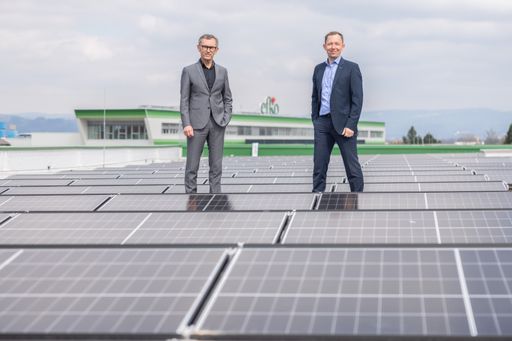 Vorschau Bild von efko Geschäftsführer Klaus Hraby (links) und DI
(FH) Bernhard Stöhr (rechts) setzen mit der Erweiterung der
Photovoltaikanlage einen weiteren Schritt in Richtung klimaneutraler
Produktion.