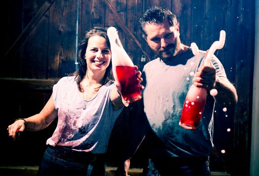  Christina Hugl und Bernhard Ernst mit ihrem neuen
Blaubrause Pet Nat.