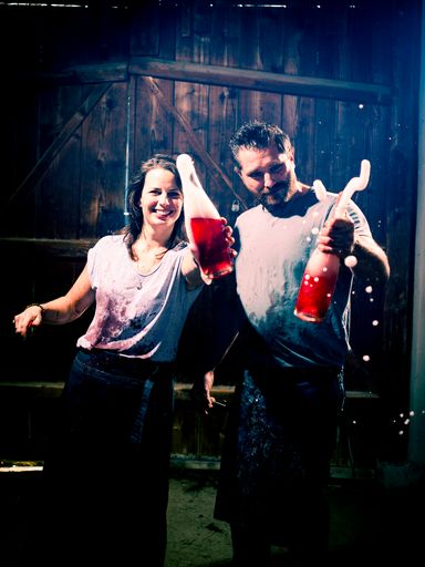 Vorschau Bild von Christina Hugl und Bernhard Ernst mit ihrem neuen
Blaubrause Pet Nat.