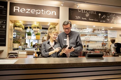 Um bestehende Mitarbeitende zu binden und zu
motivieren, setzen immer mehr Betriebe auf die digitale interne
Kommunikation per Mitarbeiter-App.