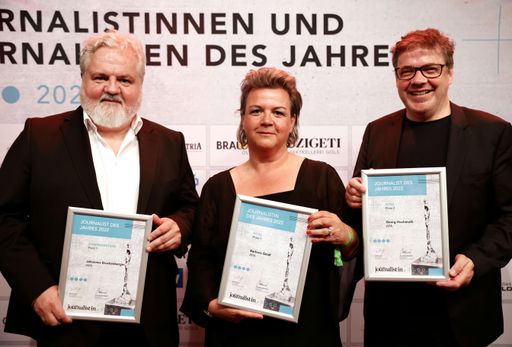 Vorschau Bild von Der „Chefredakteur des Jahres“ 2022 Johannes
Bruckenberger (APA) mit APA-Fotografin Barbara Gindl, die als
„Fotojournalistin des Jahres“ vom Branchenmagazin „Österreichs
Journalist:in“ geehrt wurde, sowie dem Zweitplatzierten in der
Kategorie Foto, APA-Fotograf Georg Hochmuth.