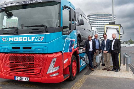 MOSOLF präsentiert neue E-LKW Flotte am Standort
Düsseldorf. Die Ladeinfrastruktur kommt vom österreichischen
E-Mobility-Spezialisten SMATRICS Foto: Tanja Pickartz