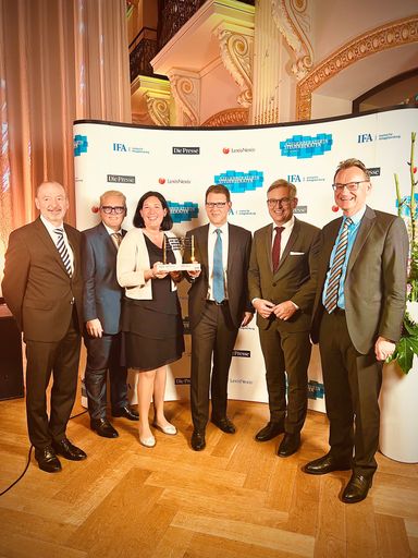  Gemeinsames Gruppenbild mit Finanzminister Magnus
Brunner, im Rahmen der feierlichen Preisverleihung "Steuerberater
des Jahres 2023"