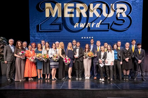  Die Gewinner*innen und Laudator*innen der 26.
Merkur Gala am 25. Mai 2023 in der Grand Hall des Erste Campus