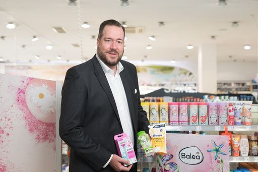 Harald Bauer, dm Geschäftsführer, zeigt eine
Auswahl der preisgesenkten Balea-Produkte.