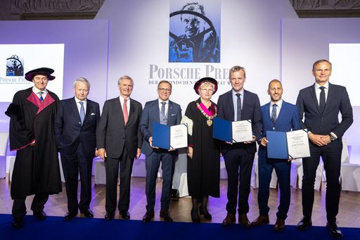 Vorschau Bild von Professor Dr. Bernhard Geringer, Vorstand des Instituts für
Fahrzeugantriebe und Automobiltechnik der TU Wien, Dr. Wolfgang
Porsche, Vorsitzender des Aufsichtsrats der Porsche AG, Dr. Hans
Michel Piëch, Mitglied des Aufsichtsrats der Porsche AG, Dipl.-Ing.
(FH) Karl Dums, Teamleiter Politik und Governmental Affairs, Porsche
AG, Professorin Dr. Sabine Seidler, Rektorin der TU Wien, Dipl.-Ing.
Rolf Schumacher, Chief Innovation Officer von HIF Global, Berlin,
Dipl.-Ing. (FH) Marcos Remedios Marques, vormals Projektleiter
E-Fuels, Porsche AG, jetzt HIF Global und Dr. Oliver Blume,
Vorstandsvorsitzender Volkswagen AG und der Porsche AG (v.l.n.r.)