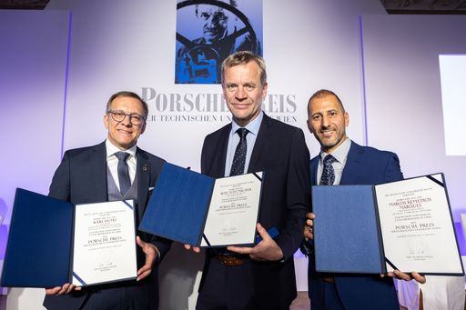  Die Preisträger des Porsche-Preises 2023: Dipl.-Ing. (FH) Karl
Dums, Teamleiter Politik und Governmental Affairs, Porsche AG,
Dipl.-Ing. Rolf Schumacher, Chief Innovation Officer von HIF Global,
Berlin und Dipl.-Ing. (FH) Marcos Remedios Marques, vormals
Projektleiter E-Fuels, Porsche AG, jetzt HIF Global (v.l.n.r.)