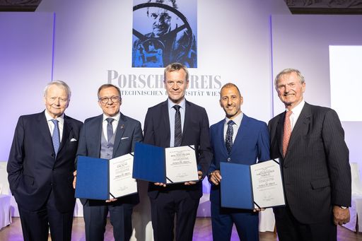 Vorschau Bild von Dr. Wolfgang Porsche, Vorsitzender des Aufsichtsrats der Porsche
AG, Dipl.-Ing. (FH) Karl Dums, Teamleiter Politik und Governmental
Affairs, Porsche AG, Dipl.-Ing. Rolf Schumacher, Chief Innovation
Officer von HIF Global, Berlin, Dipl.-Ing. (FH) Marcos Remedios
Marques, vormals Projektleiter E-Fuels, Porsche AG, jetzt HIF Global
und Dr. Hans Michel Piëch, Mitglied des Aufsichtsrats der Porsche AG
(v.l.n.r.)