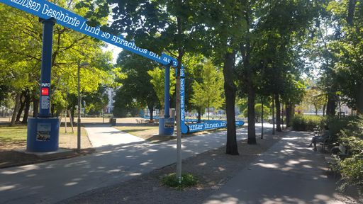 So können Sie sich die Wasserrohre in 0 – 5 m Höhe
als Kunstinstallation vorstellen. Diese Stahlrohre leiten das
Grundwasser während der Bauzeit für die U-Bahn-Verlängerung um,
damit es nicht in die Tunnel-Baustelle eindringen kann.
