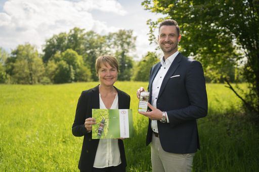  Birgit Mair-Markart, Geschäftsführerin des
Naturschutzbundes, und Christian Freischlager, Mitglied der dm
Geschäftsleitung, freuen sich über die erneute Kooperation.