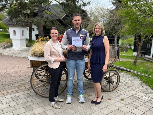 Vorschau Bild von Wanderhotels-Wanderconcierge-Urkundenübergabe im Dorf Schönleitn