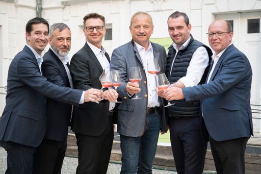  BILD Der offizielle Empfang der RWB Jahrespräsentation im Hof des
Schlosses Esterházy v.l.n.r: Geschäftsführer Wein Burgenland und
Weintourismus Burgenland Christian Zechmeister MA, RWB-Präsident
Kurt Feiler, Vorstandsdirektor Raiffeisenlandesbank Burgenland Mag.
Rudolf Suttner, Vizepräsident Landwirtschaftskammer Burgenland Ing.
Werner Falb-Meixner, Obmann Weintourismus Burgenland Mag. Herbert
Oschep, Präsident des burgenländischen Weinbauverbandes Ök.-Rat
Andreas Liegenfeld zu OTS -