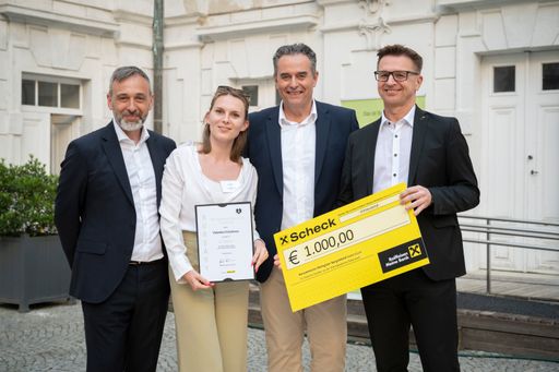 Vorschau Bild von Stipendium und Scheckübergabe an die Stipendiatin
der „WSET Diploma in Wines and Spirits“ an der Weinakademie
Österreich Valentina Kirichkova aus Kasachstan.