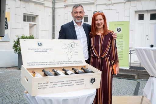 Vorschau Bild von RWB-Präsident Kurt Feiler übergibt die RWB Special
Edition „Best of Burgenland“ in der Holzkiste an Ulrike Müller von
der Cselley Mühle