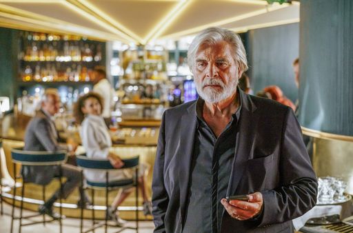  Walter (Peter Simonischek), ein erfolgreicher Dirigent, merkt,
dass in seiner Ehe nicht alles perfekt läuft. War es ein Fehler mit
der talentierten Nathalie Noirot nach New York zu fahren? / Die
Verwendung dieses Bildes für redaktionelle Zwecke ist unter
Beachtung aller mitgeteilten Nutzungsbedingungen zulässig und dann
auch honorarfrei. Veröffentlichung ausschließlich mit
Bildrechte-Hinweis.