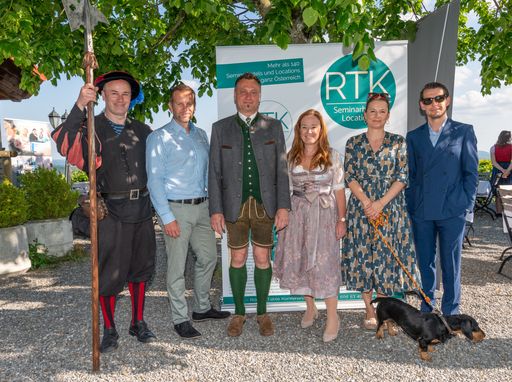  RTK-Event auf der Riegersburg: v.l. Burgvogt Günther Maierhofer,
Harald Wohnhas, Thermen- & Vulkanland Steiermark, Bürgermeister
Manfred Reisenhofer, RTK-Geschäftsführerin Uschi Huber, Sonja und
Dr. Prinz Emanuel von und zu Liechtenstein.