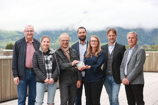  (v.l.n.r.) Christian Hummelbrunner (KEM-Manager des
Jahres 2023), Miriam Schönbrunn (Klima- und Energiefonds), Bernd
Vogl (Geschäftsführer des Klima- und Energiefonds), Simon Klambauer
(Initiator des KEM-Projekts 2022), Nicole Kirchberger (Klima- und
Energiefonds), Matthias Zawichowski (KEM-Manager des Jahres 2022)
und Hermann Florian (Initiator des KEM-Projekts 2023)