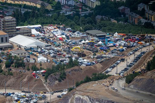  Der Aufbau der Red Bull Erzbergrodeo Arena für
zig-tausende Besucher startet
