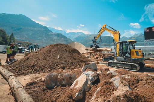 Vorschau Bild von Aufbau der "Kleinstadt am Berg aus Eisen" mit
tatkräftiger Unterstützung langjähriger Partnerfirmen wie Wacker
Neuson