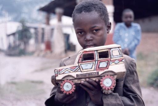  Kind mit Spielzeug-Geländewagen, Tansania