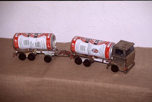 Vorschau Bild von Spielzeug-Öltransporter aus Bierdosen, Tansania