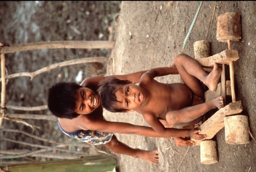 Vorschau Bild von Kinder beim Spielen mit ihrem Gokart, Insel Lombok,
Indonesien
